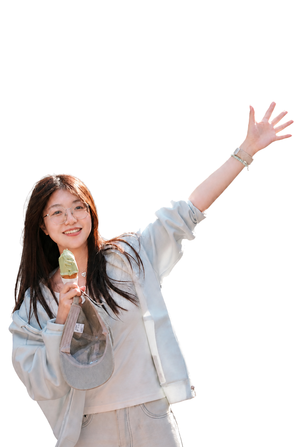 郝一迪微笑着举起手，手中拿着冰淇淋